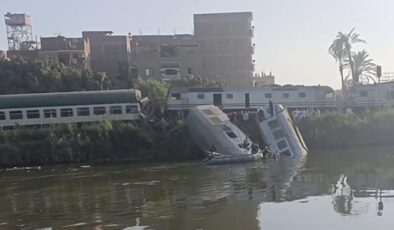 Mısır’da iki tren çarpıştı, vagonlar kanala yuvarlandı!