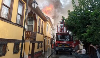 Sakarya'da çıkan yangında biri tarihi 3 ev zarar gördü – Güncel haberler