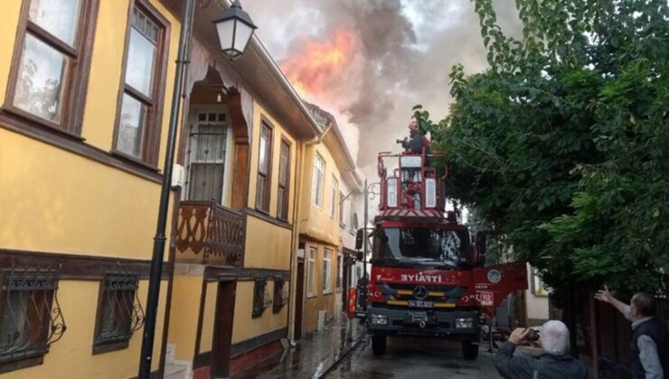 Sakarya'da çıkan yangında biri tarihi 3 ev zarar gördü – Güncel haberler