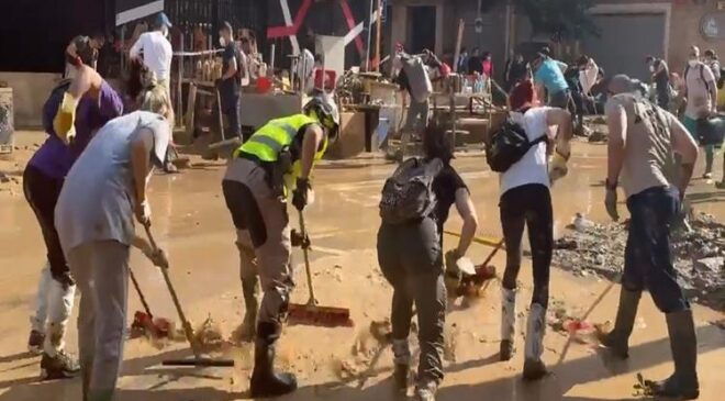 Felaketin ardından işbirliği: Binlerce kişi sokakları temizledi