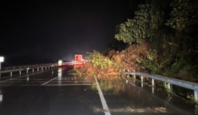 Rize'de heyelan nedeniyle Karadeniz Sahil Yolunun Artvin yönü ulaşıma kapandı – Güncel haberler