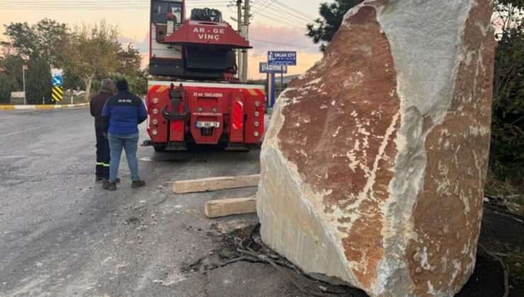 Seyir halindeki TIR'dan 12 ton ağırlığındaki mermer blok, yola düştü – Güncel haberler